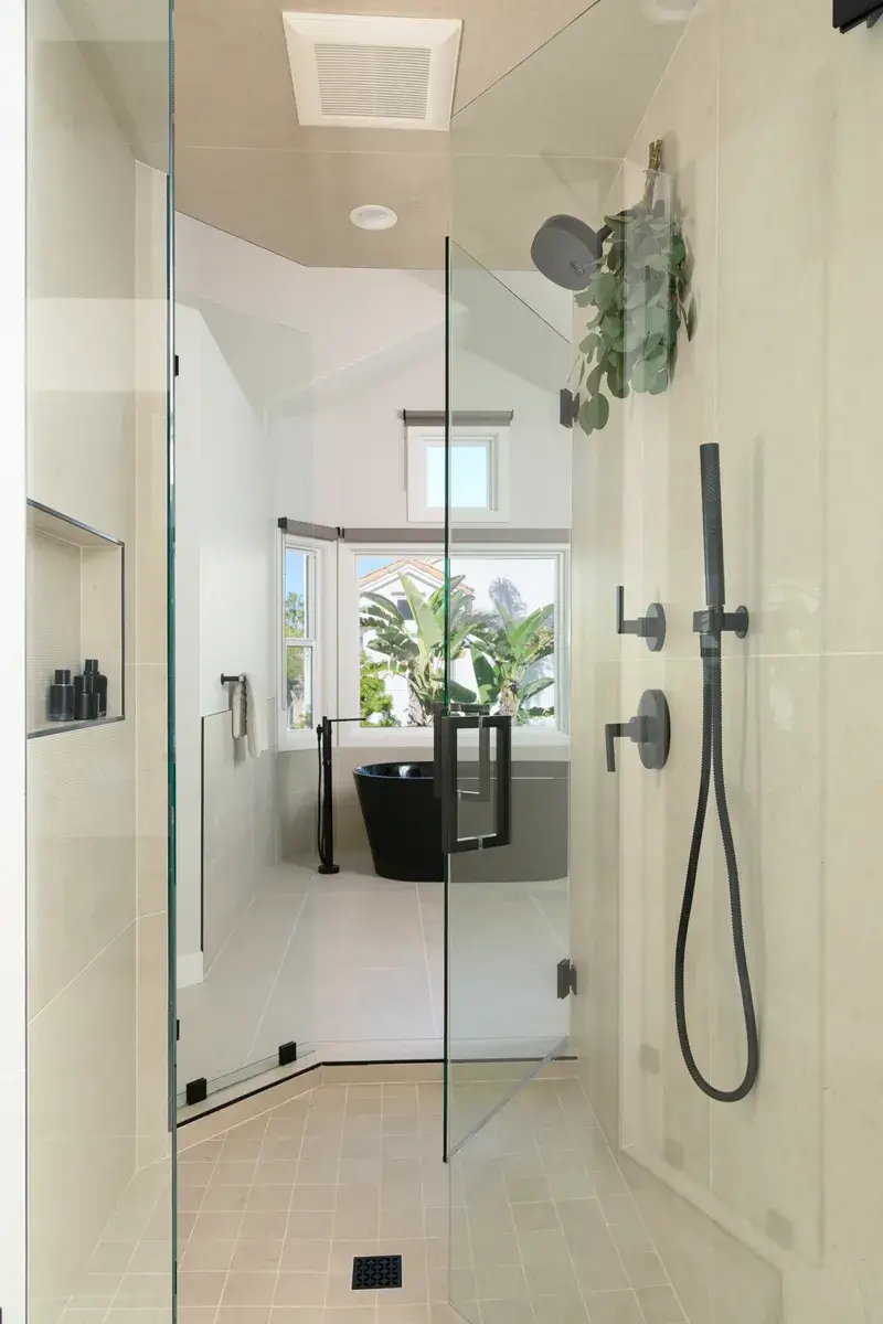 shower-walls-in-glazed-porcelain-tile-in-Creme-finish