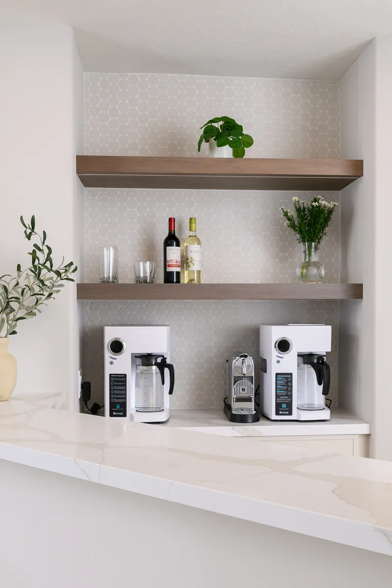 round-glazed-ceramic-tile-backsplash-in-shoji-white