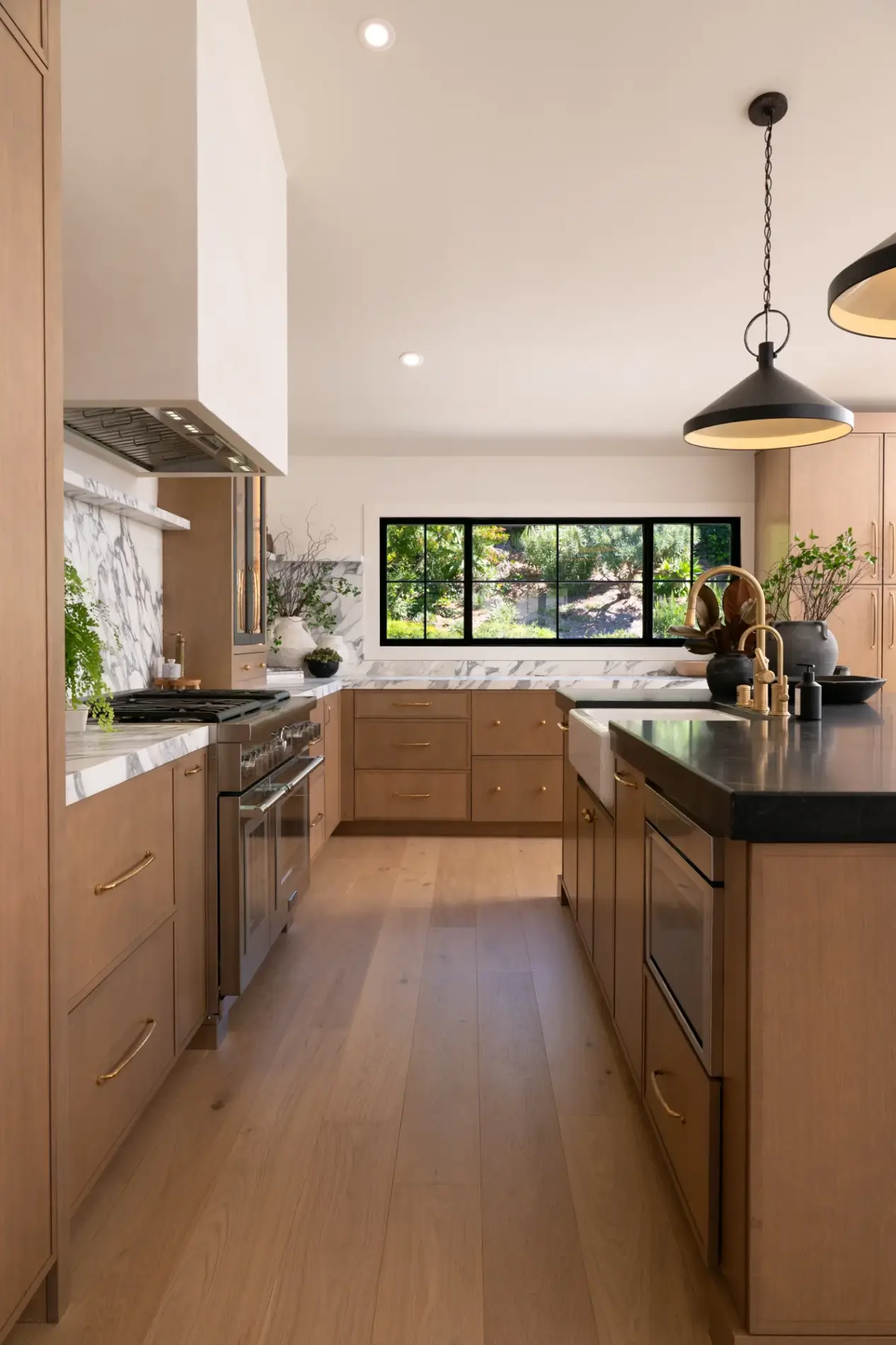 unlaquered-brass-pulls-compliment-the-cabinetry