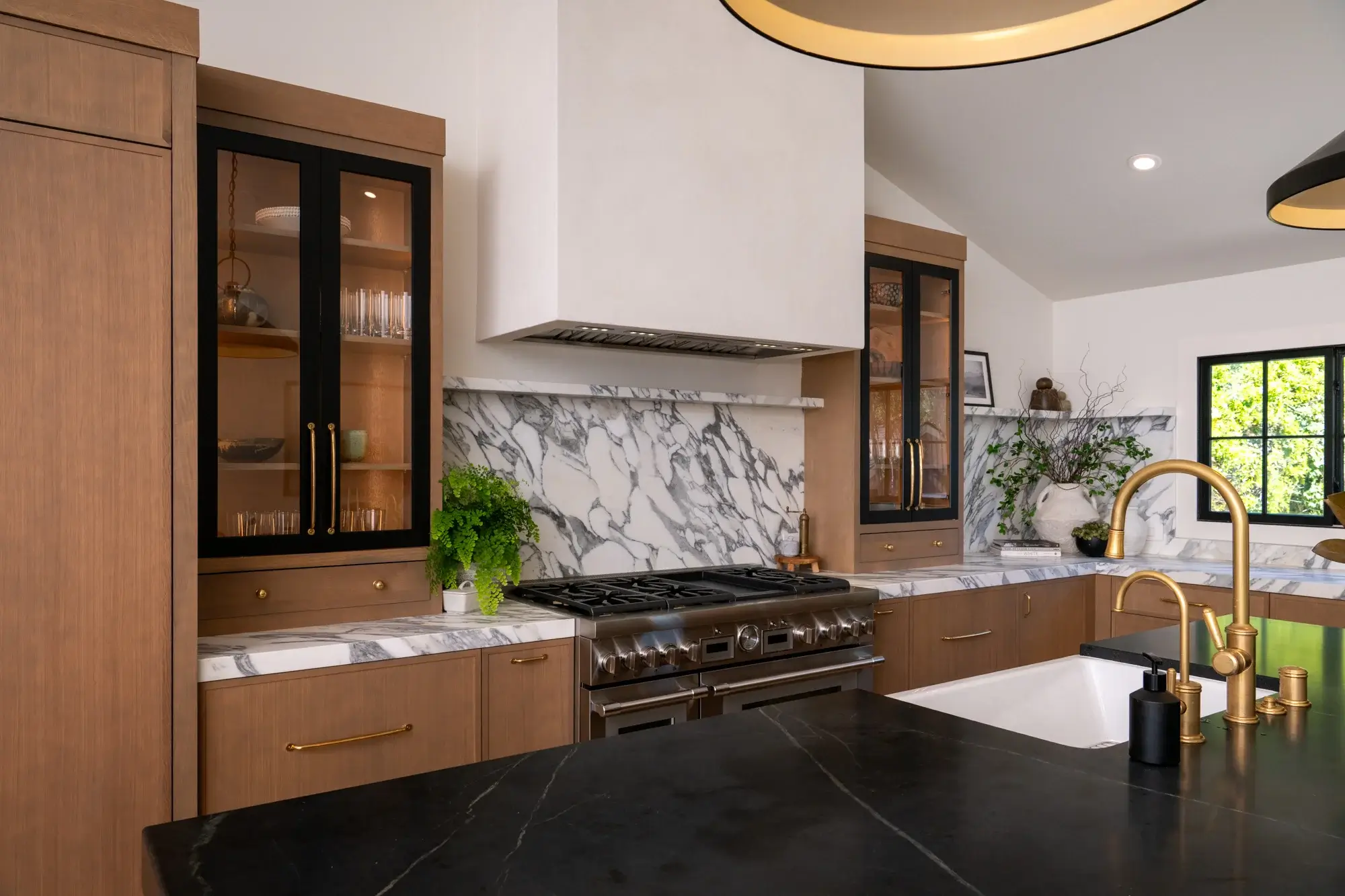 island-countertop-in-honed-black-soap-stone-material