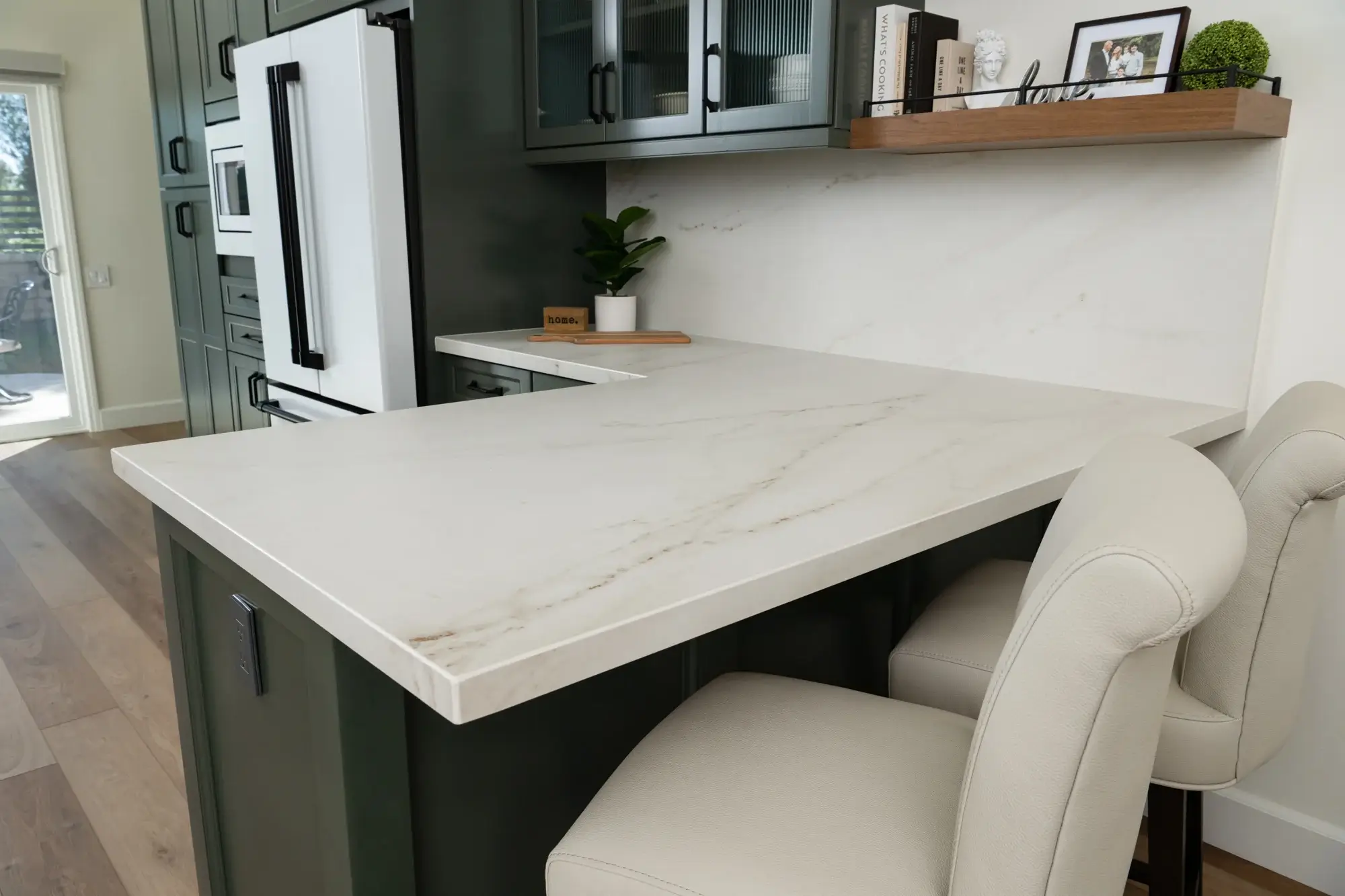 Dekton-countertops-and-backsplash-in-color-Rem-with-a-velvet-finish
