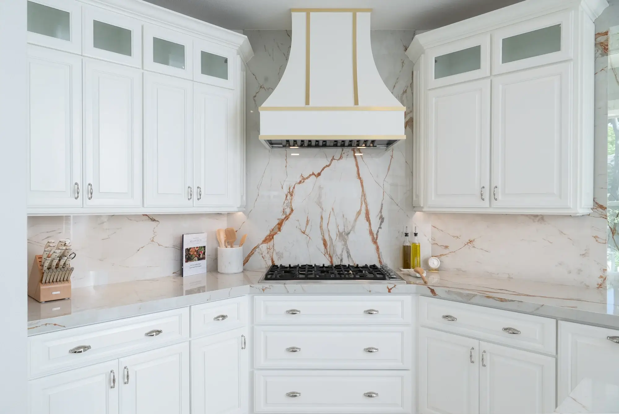 perimeter-countertops-and-backsplash-in-polished-Dekton-with-Awake-finish
