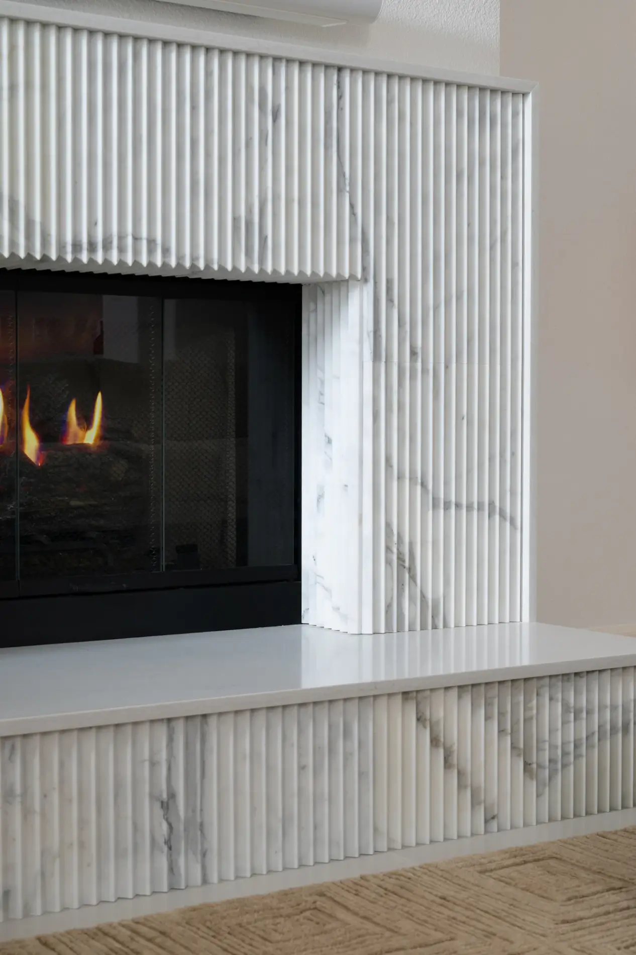 top-of-hearth-and-facade-cap-in-polished-e-quartz-in-Sabino1025-finish
