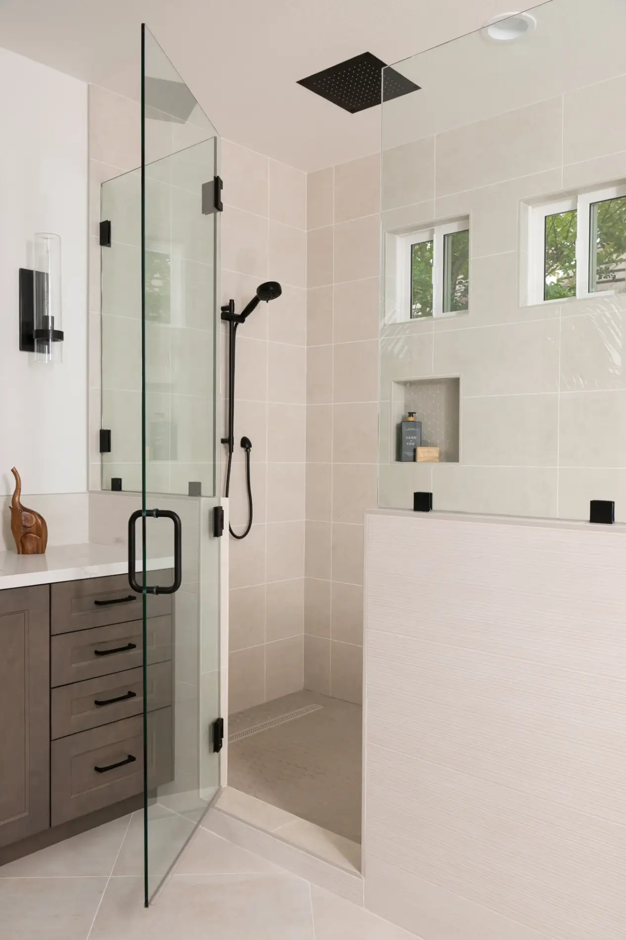 custom-shower-glass-enclosure-includes-matte-black-handle