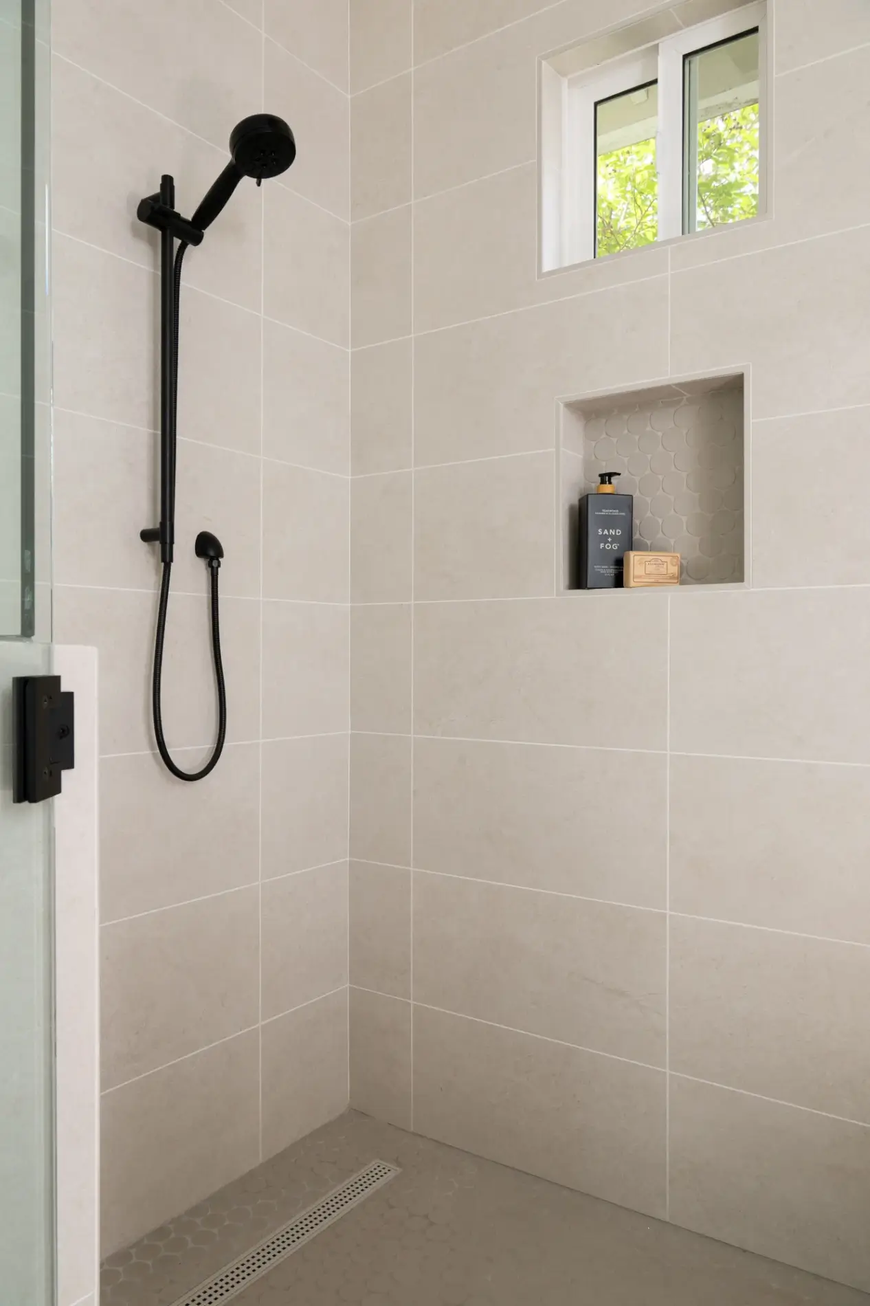 7-setting-hand-shower-with-slidebar-and-hose-and-recessed-showerhead-in-ceiling-in-matte-black
