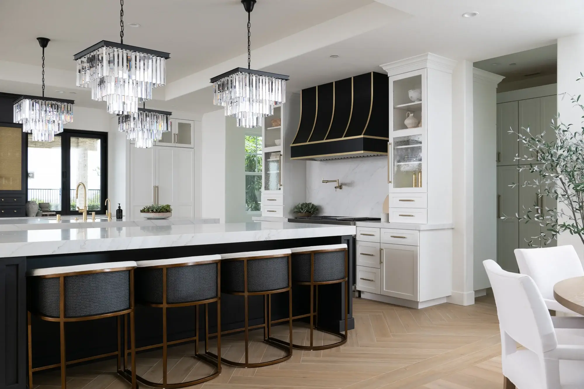 a-load-bearing-wall-was-installed-to-divide-the-main-kitchen-and-the-prep-kitchen-in-back