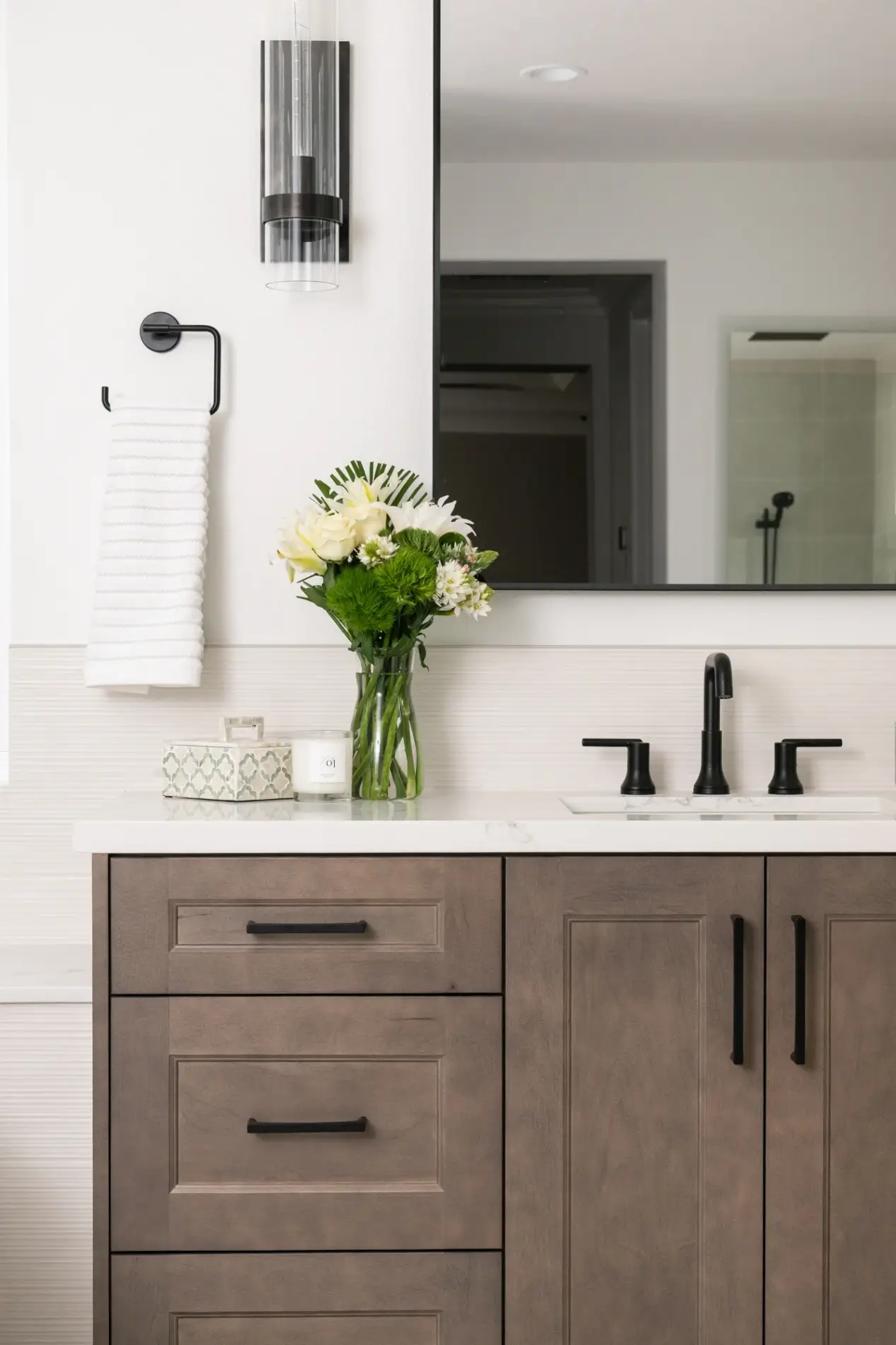 countertops-and-niche-shelves-and-shower-bench-seat-in-polished-quartz-Arabescato-Como-finish