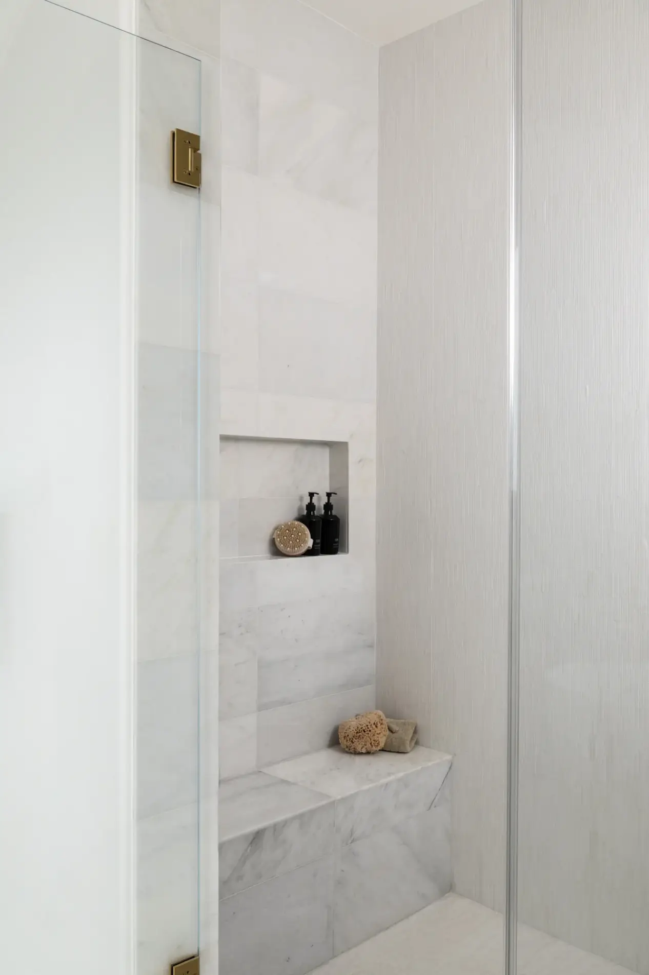 back-shower-wall-and-flooring-in-mosaic-natural-stone-and-heavy-rain-Thassos-marble-in-crisp-white