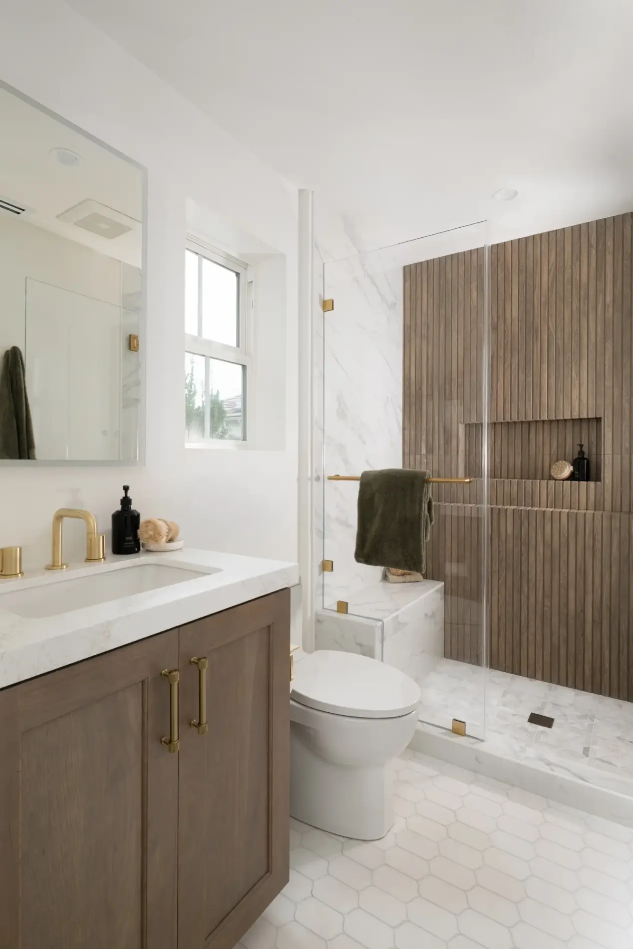 marble-flooring-in-Jet-Set-Lantern-series-in-Thassos-white-honed-tiles