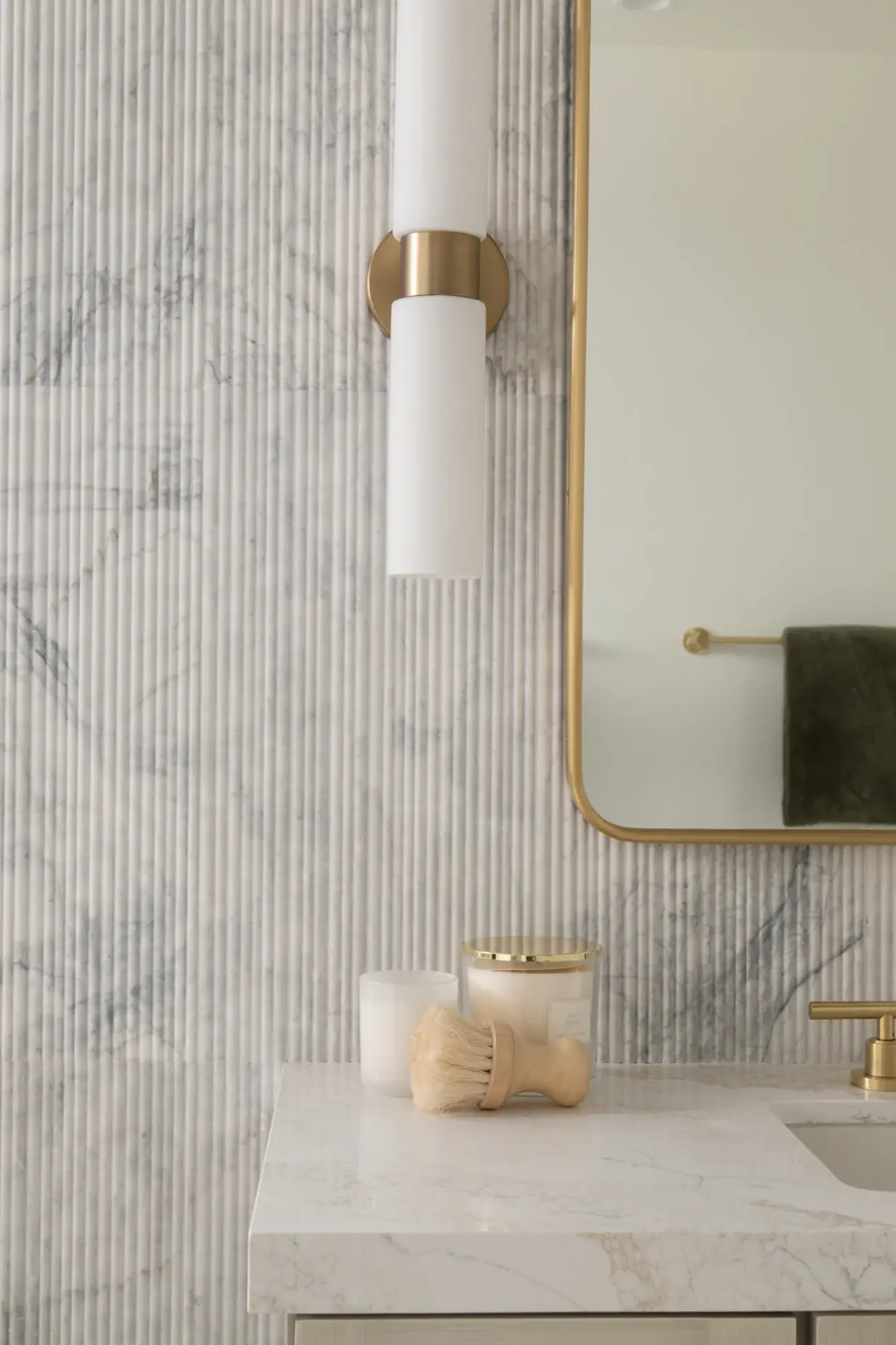 waves-honed-marble-vanity-wall-and-tub-backsplash-in-White-Lion-3D