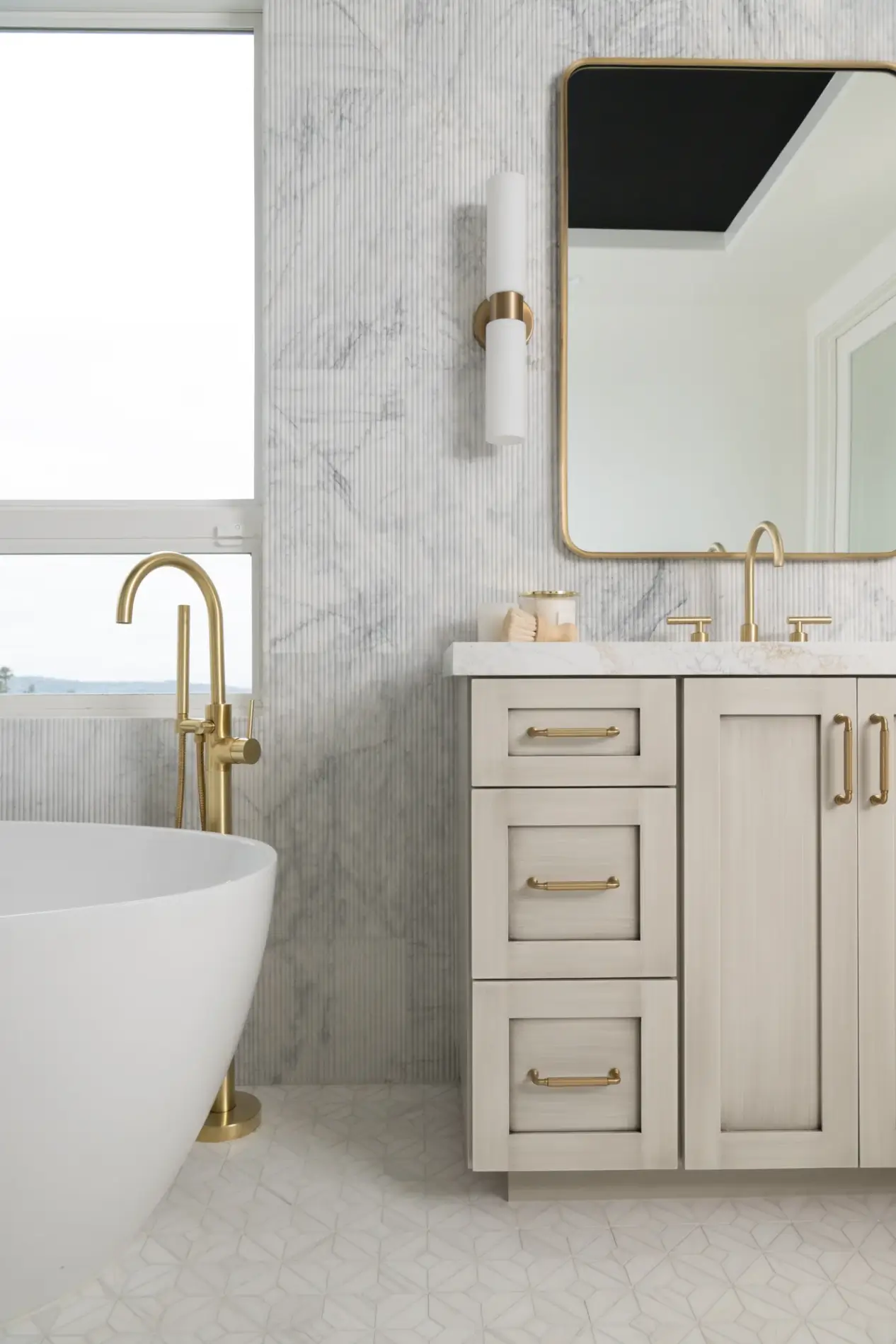 polished-quartz-countertops-in-Golden-Scribe-finish