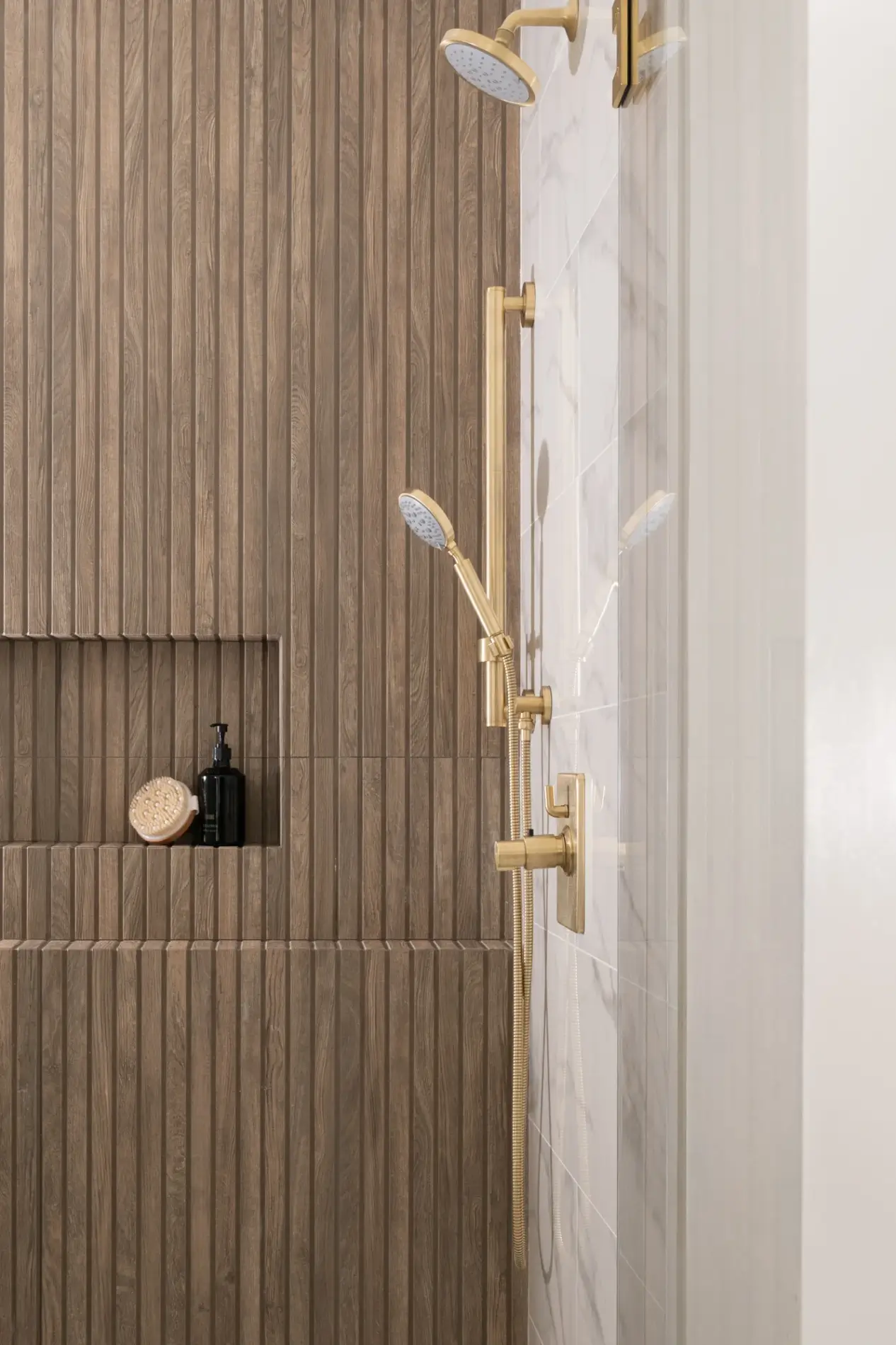 shower-side-walls-and-bench-in-Porcelain-Serenda-Luna-with-Polished-finish-and-shower-pan-in-marble-AKDO-calacatta