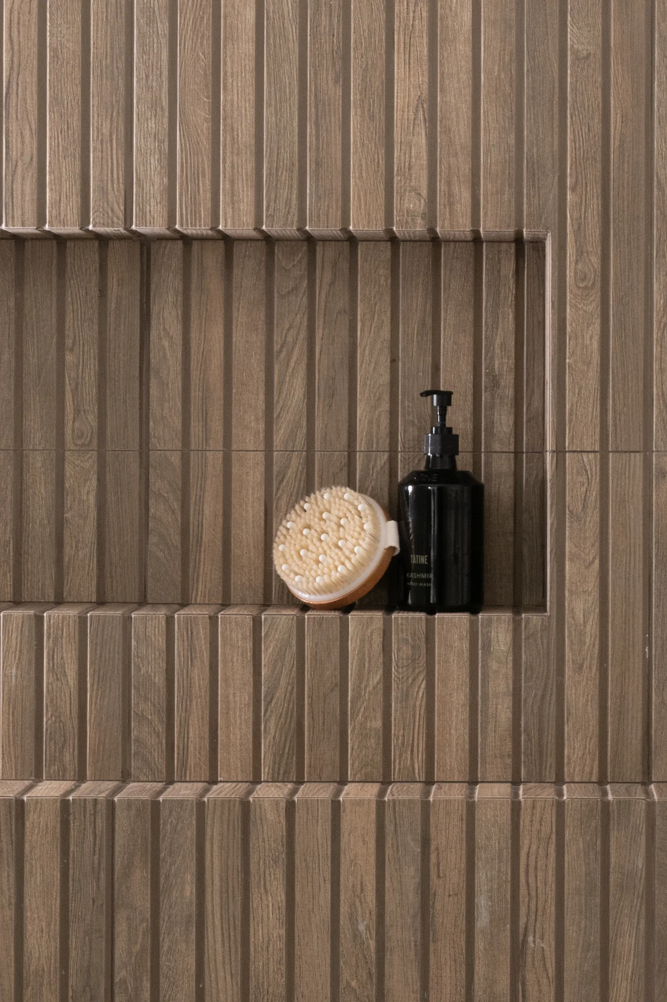porcelain-shower-back-wall-and-niche-in-Lexington-Colonial-finish-in-straight-set-vertical-pattern