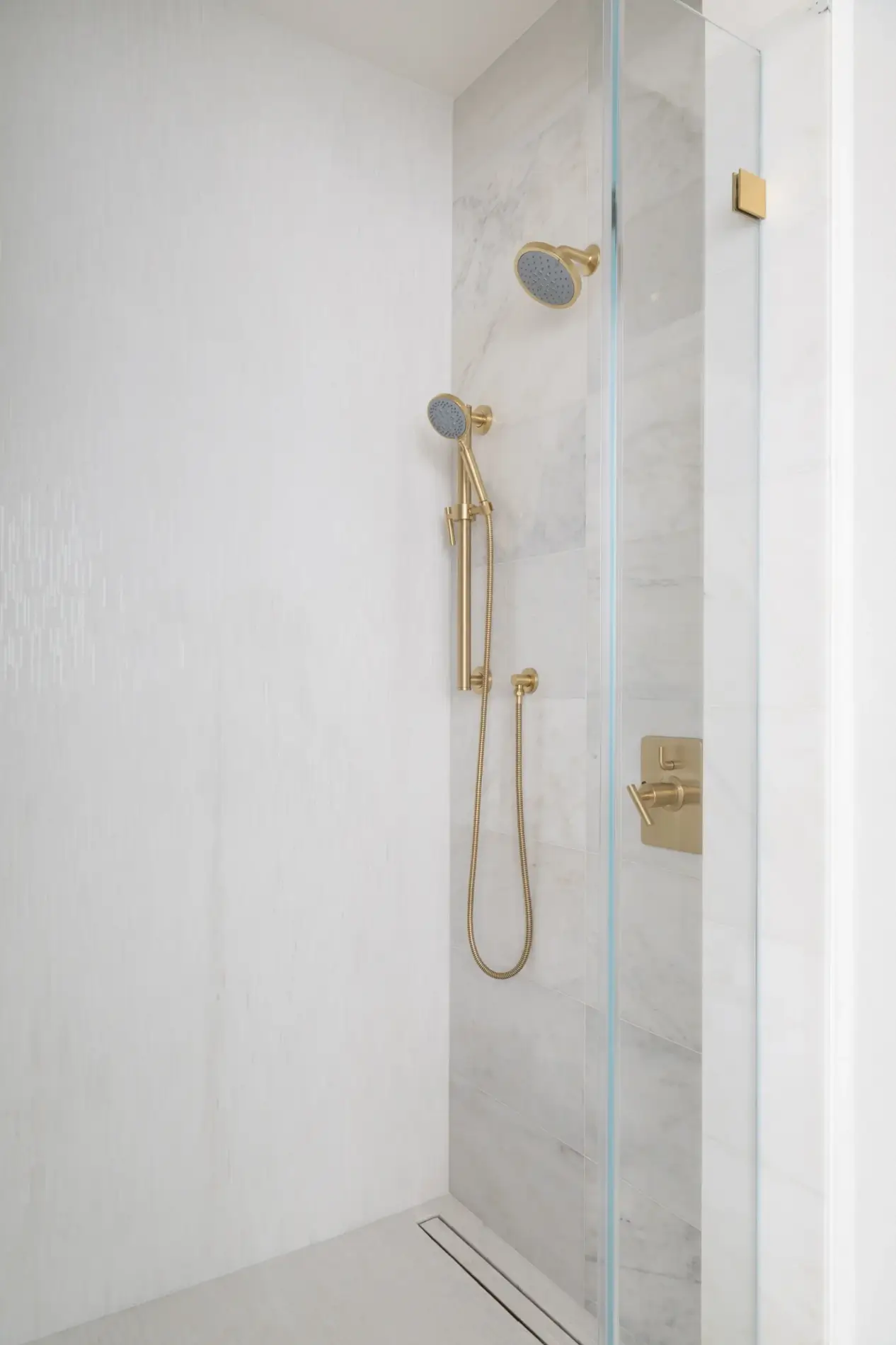 shower-walls-niche-and-bench-in-Honed-White-marble-in-the-Winter-Frost-series